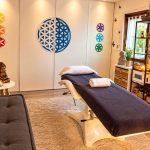 Salle de soin avec table de massage